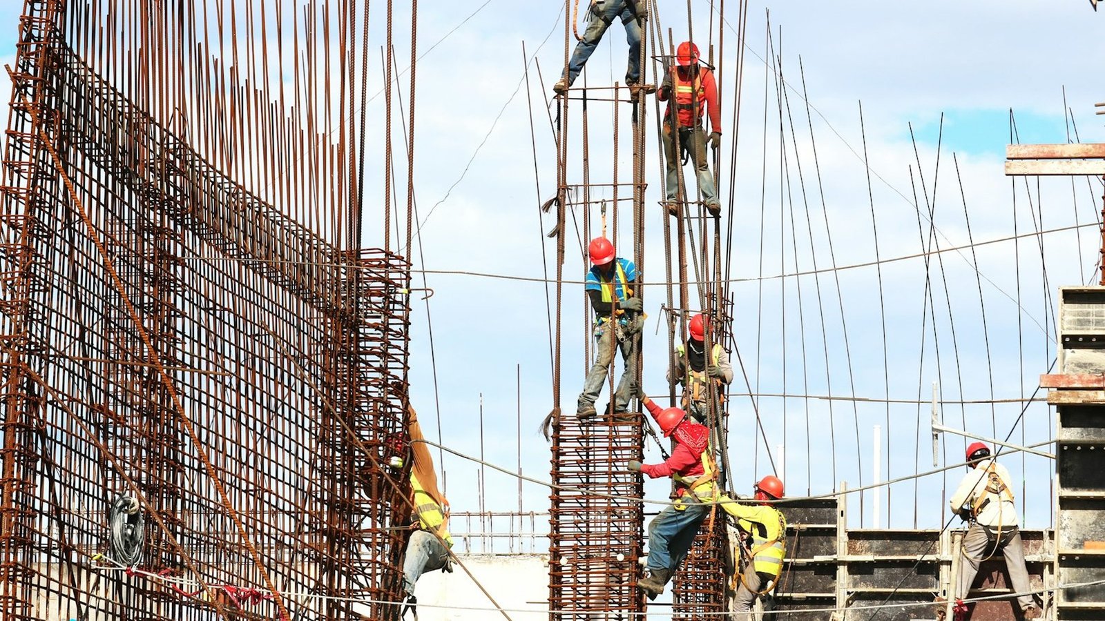 Estrutura de concreto armado em execução em obra