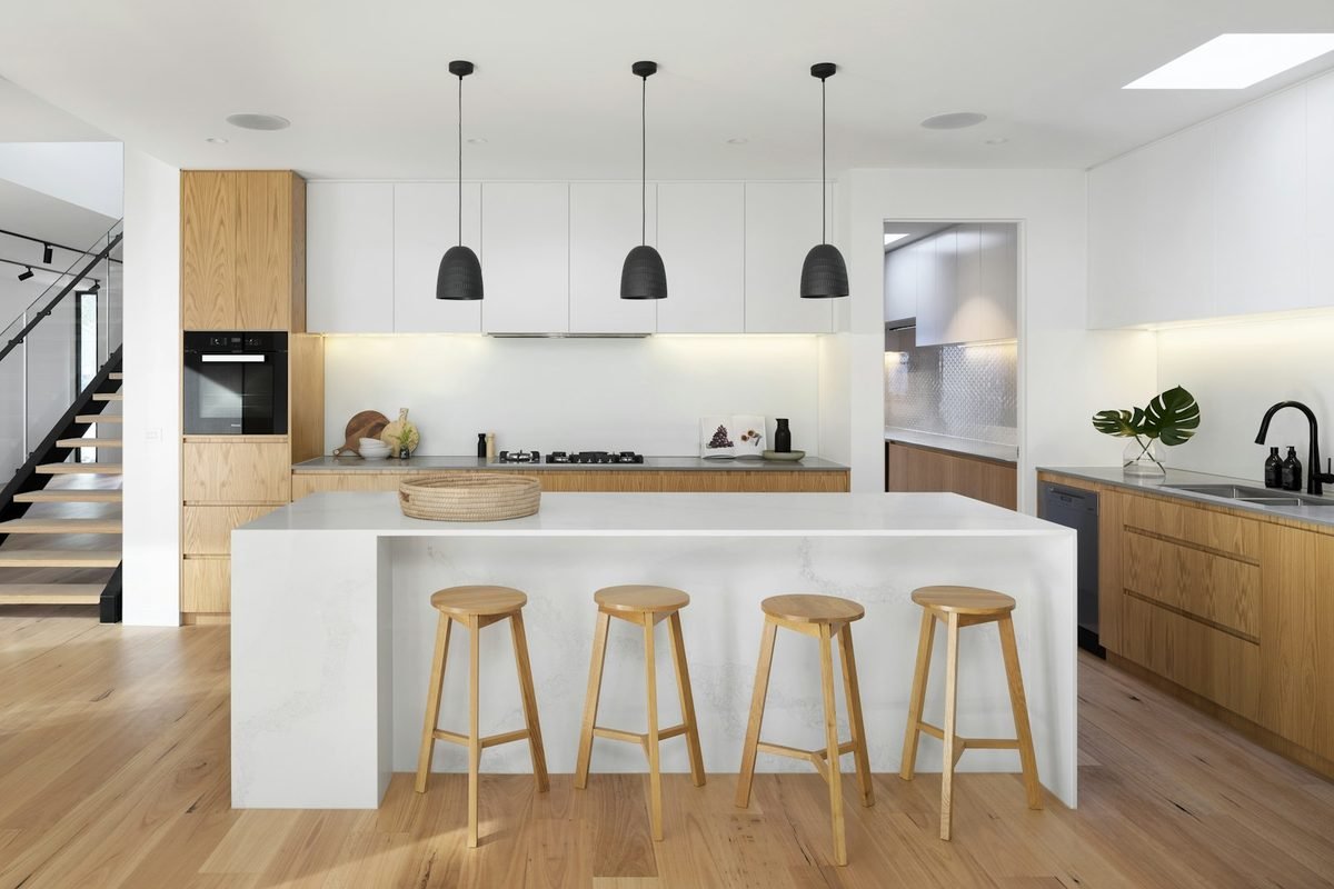 Cozinha moderna com ilha central e marcenaria planejada