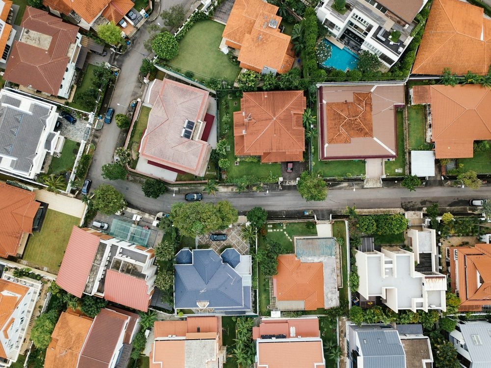 Vista aérea de bairro residencial com casas e jardins